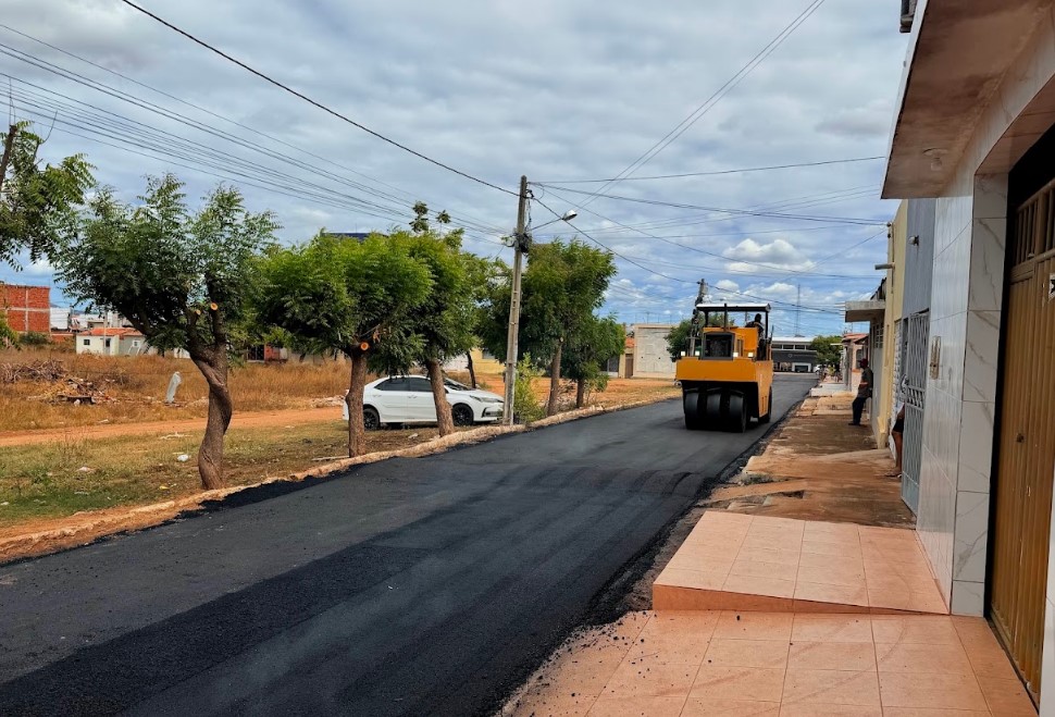 Prefeitura de Sousa conclui asfaltamento do José Lins do Rego e inicia pavimentação total do Frei Damião